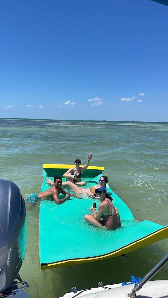 ¡Disfruta de Miami en un catamarán de 60 pies con jacuzzi!