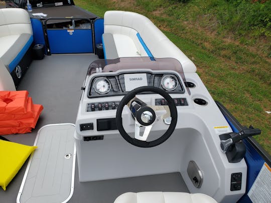 ¡Lake Hartwell Tritoon Rentals con combustible, tubo y entrega gratis!
