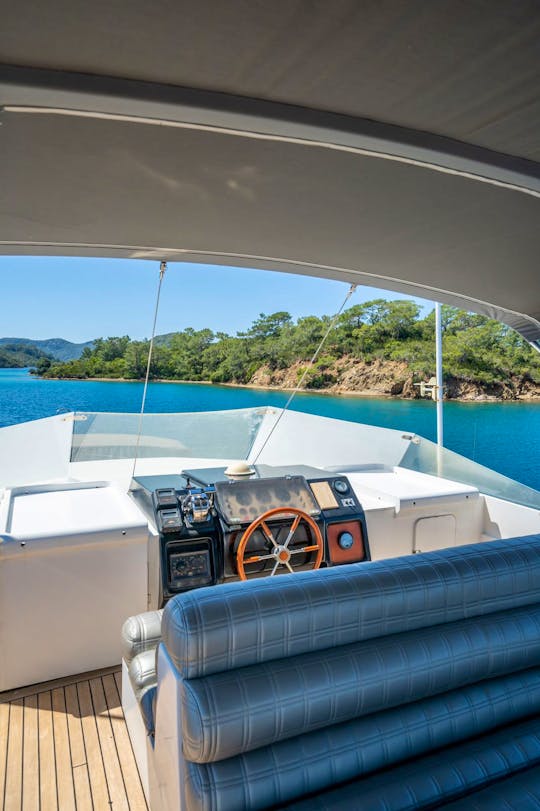 Canados 70 motor yacht with a capacity of 8 people in Gocek region