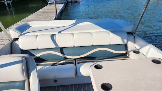 Naviguez sur l'eau à bord d'un ponton LeisureKraft de 24 pieds !