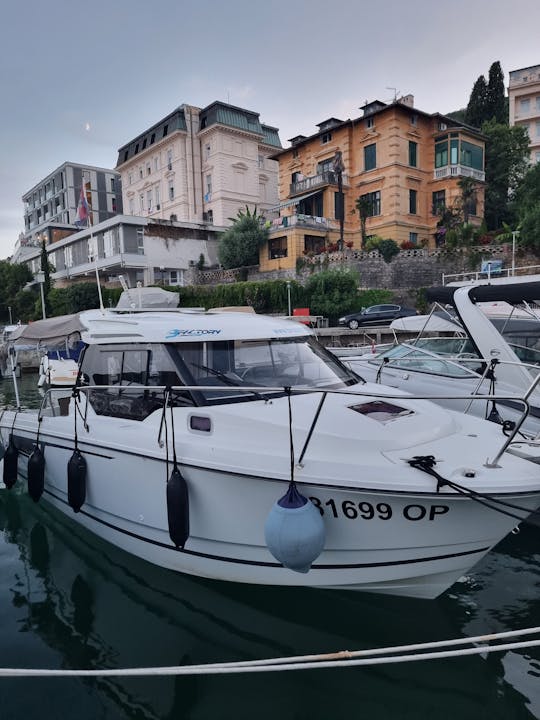 Explorez le Kvarner avec le bateau à moteur Merry Fischer 795