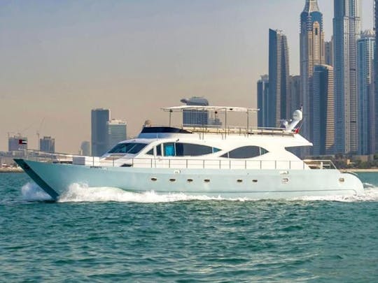 Explorez la magnifique côte de Dubaï à bord de notre méga yacht de 120 pieds