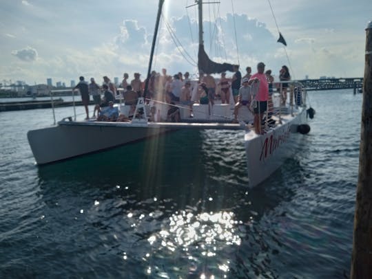 O Catamaran Party Boat, acomodando até 49 convidados, tripulado, 1 capitão+2 tripulantes