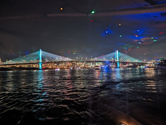 Passeio pelas luzes da cidade e pela ponte a bordo do Classic Fantail Launch em Portland, Oregon