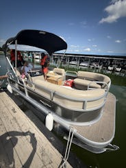 Navegue com conforto com o 2025 Suntracker Party Barge® 16 DLX! @Joe Pool Lake