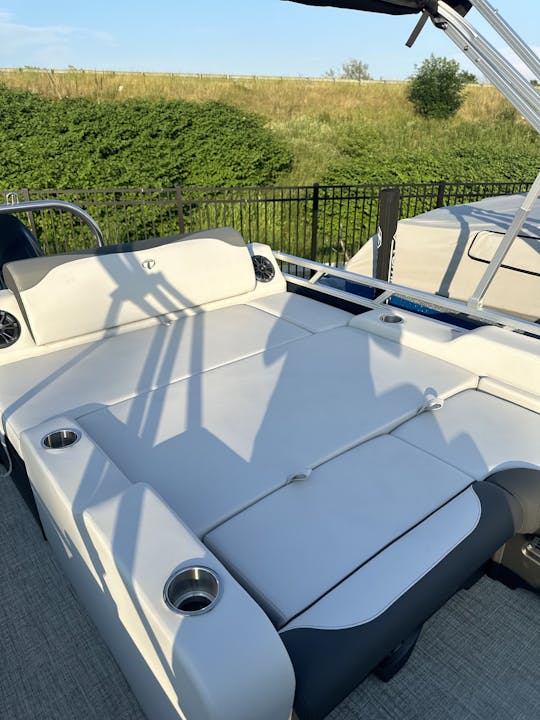 2024 Tahoe 23’ Tritoon on Lake Charlevoix | 200hp, bluetooth stereo, and Bimini