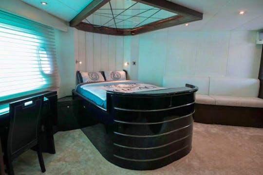 Luxury 90ft Yacht in Dubai Marina