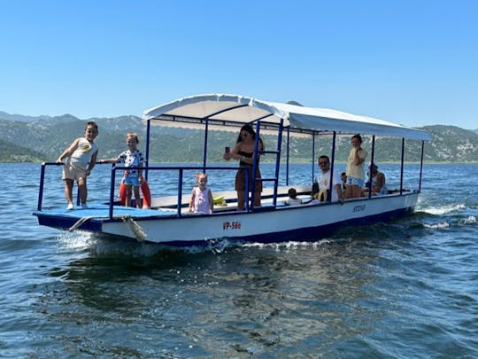 シュコダー湖でのボートツアー