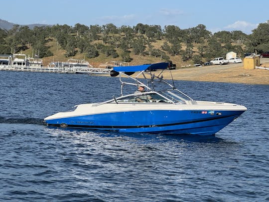 Aproxime-se de Bass Lake: o emocionante Regal Bowrider de 22 pés para aventuras aquáticas!
