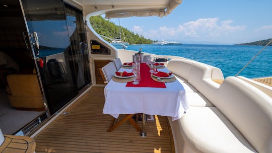 Yacht à moteur de luxe Azimut de 50 pieds à Bodrum pour 6 personnes pendant la nuit