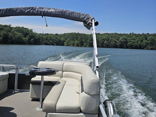Plaisir estival sur un lac dans la ville reine avec le ponton Godfrey Sweetwater