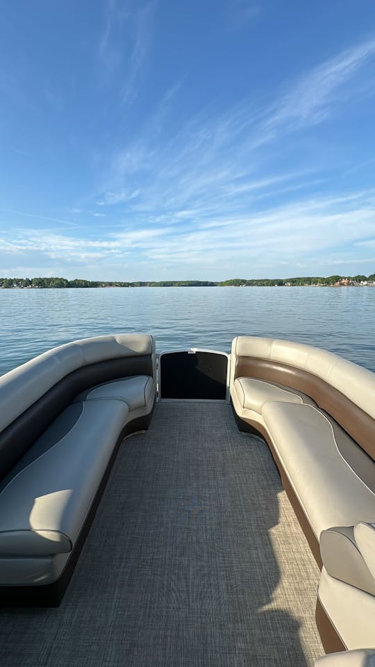 Barco Tritoon de lujo para fiestas en el lago Norman