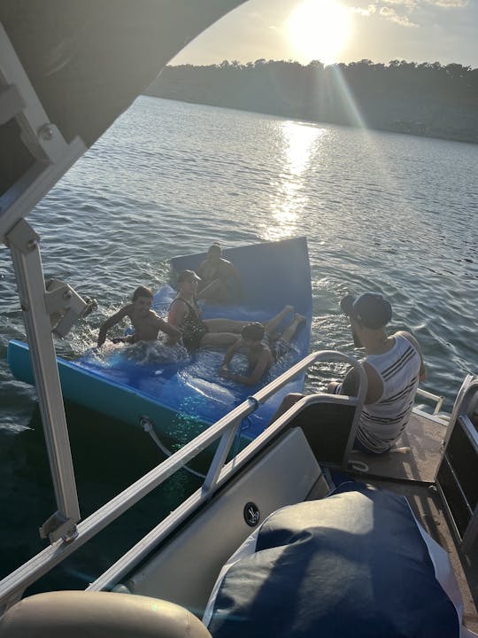 A melhor barcaça de pontão de 26 pés no Lago Travis