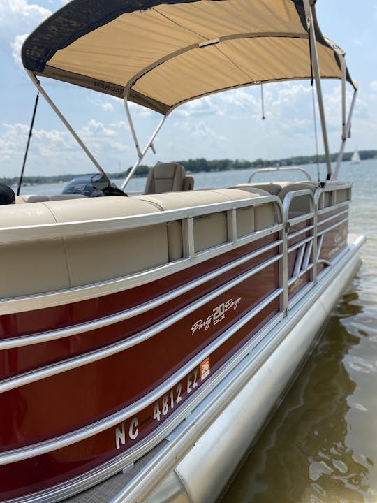 2023 Sun Tracker Pontoon w/ski tow bar on Lake Wylie