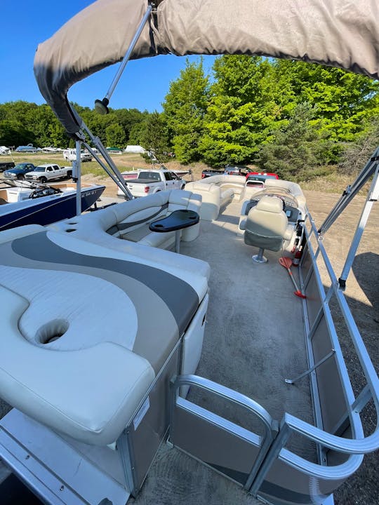 Explore and Enjoy Glen Lake with 2550 RL Bennington Pontoon Boat