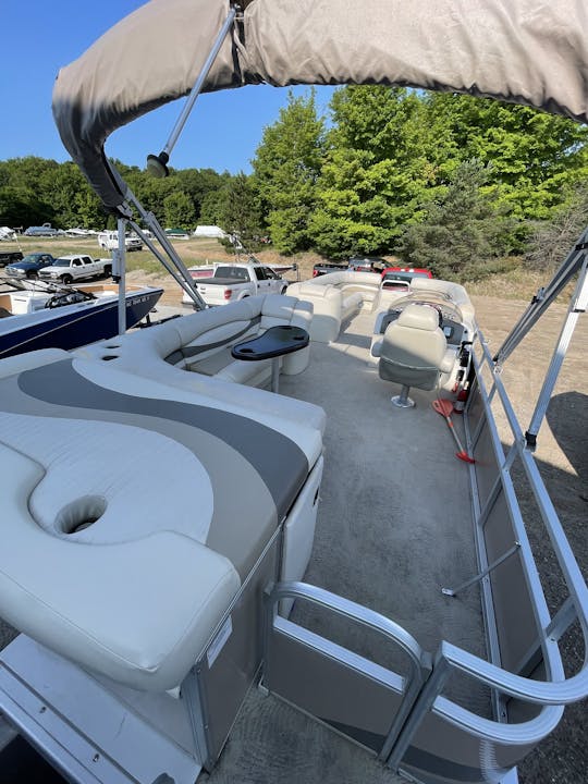 Explorez et profitez de Glen Lake avec le ponton 2550 RL Bennington