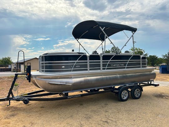 2022 TRIFECTA TRI-TOON PARTY BOAT-SEATS 10 ON LAKE LEWISVILLE