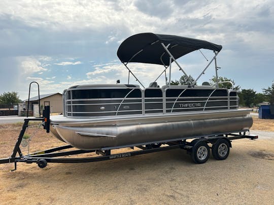 2022 TRIFECTA TRI-TOON PARTY BOAT-SEATS 11 ON LAKE LEWISVILLE