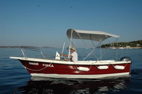 Carburant gratuit inclus ! Bateau Nautica 30 ch à Hvar, Croatie