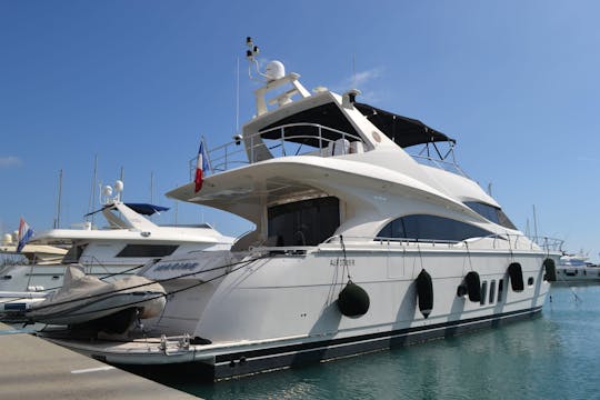 Location d'un méga-yacht à moteur Marquis de 69 pieds sur la Côte d'Azur, France