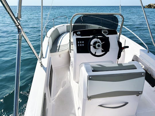 Bateau « Fiore » de 19 pieds avec skipper, moteur hors-bord de 40 ch