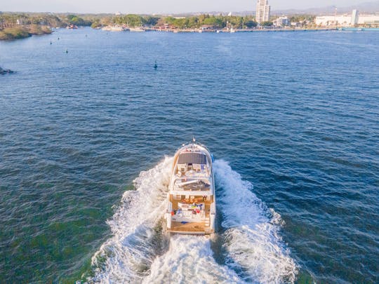 VITA | Yacht à moteur Ferreti de luxe de 80 pieds, expérience idéale à Puerto Vallarta.