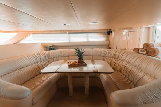 Let yourself enjoy of this Sea Ray 50 ft Magnificent Yacht