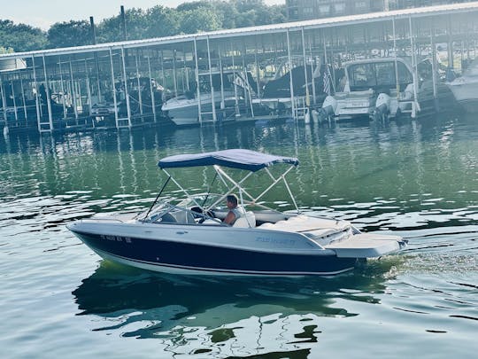 Alugue nossos 18' Four Winns para se divertir no lago!