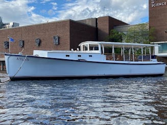 Location de yacht classique à Boston pour 25 personnes — anniversaires et événements spéciaux