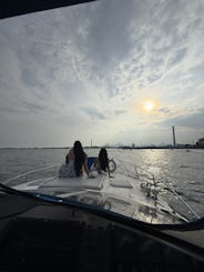 Affordable 34ft Bayliner Cruiser With A Licensed Captain 