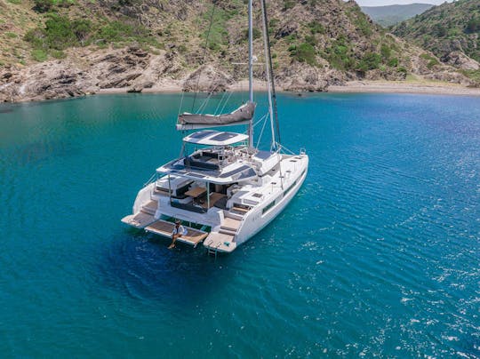 Location de catamaran à moteur de luxe Lagoon 51 sur la Côte d'Azur, France