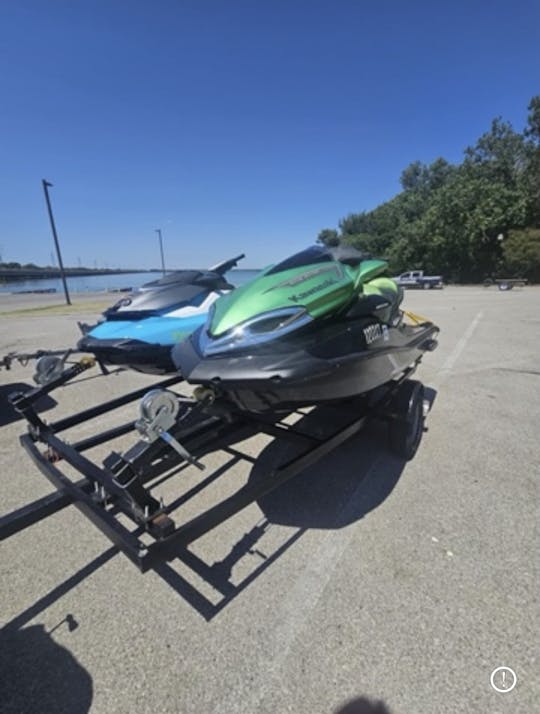 2 jet-skis Sea Doo sur le lac Lewisville 