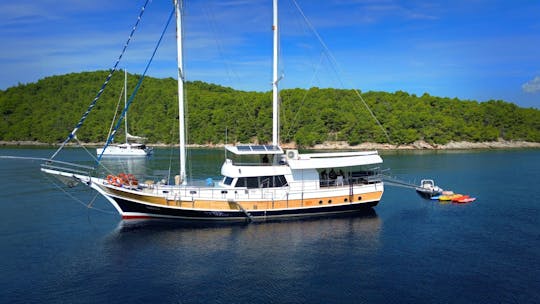 Luxury  Crewed Cruises in Croatia, Gulet Sirena 28 m 5 cabins 10 guest capacity