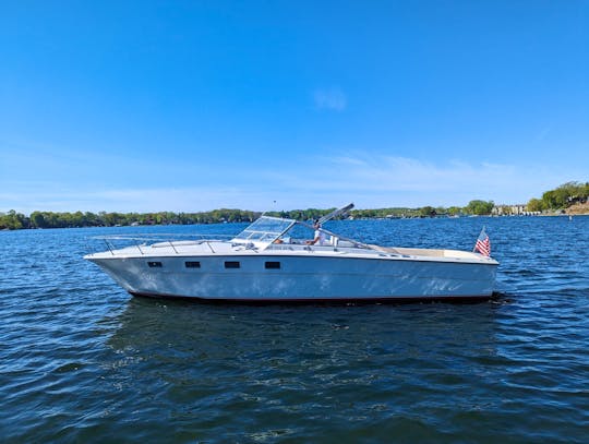 Cruise Lake Minnetonka on 40ft luxury Magnum Yacht