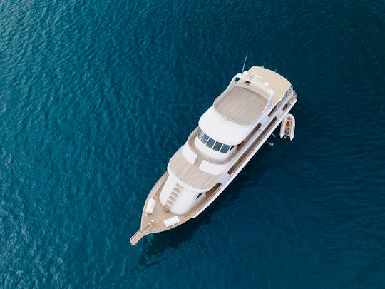 Indulge in Unmatched Luxury: 90ft Motor Yacht