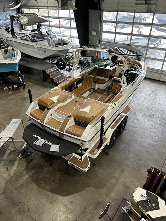 Embarcación náutica Nautique GS 22 con capitán en el lago Tahoe