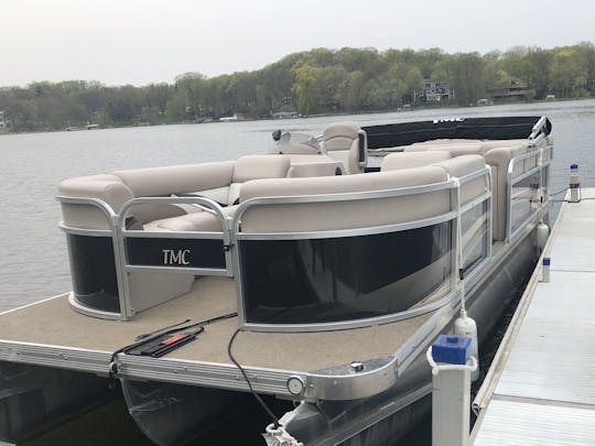 Une journée en bateau parfaite sur le lac Lotus | TMC 22 Pontoon