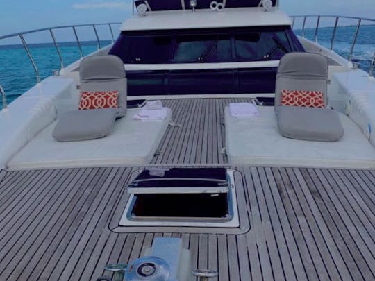 Location avec équipage | Mega Yacht Dynacraft de 80 pieds pour 15 invités !