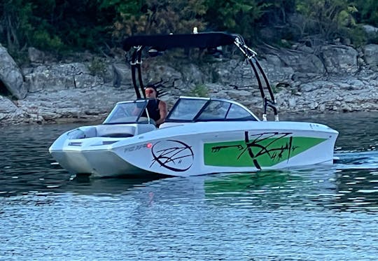 Wakeboat Tige RZ4 en el lago Travis/ Austin, Texas