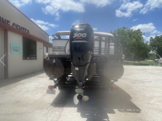 Barco pontoon Regency de 27 pés movido a 300 HP