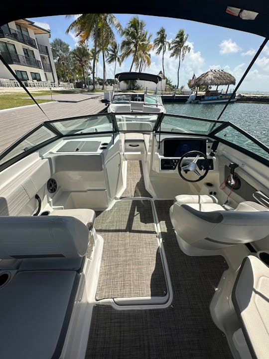 ¡Disfruta y explora las aguas de Islamorada en nuestro Searay Bowrider de 21 pies!