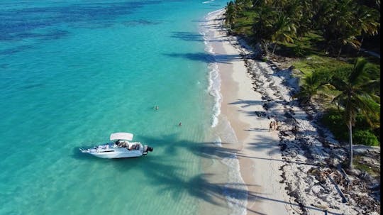 EXCURSION EN BATEAU PRIVÉ avec plongée en apnée, lagon bleu et plage sauvage.