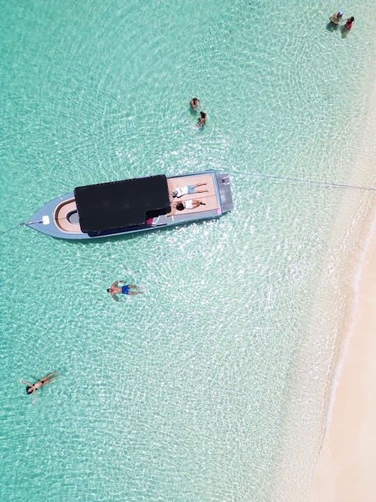 32 feet speed boat inboard with an amazing sun bed 