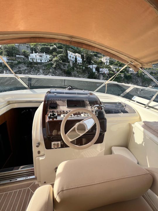 カンパニア州ソレントの44インチRiva Rivaramaモーターヨットレンタル