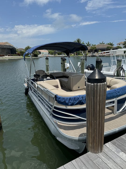 Explore Marco Island e Nápoles em grande estilo com nosso serviço premium de aluguel de pontões