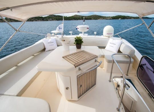 フランス、コートダジュールでのAzimut 47フィートフライモーターヨットのレンタル