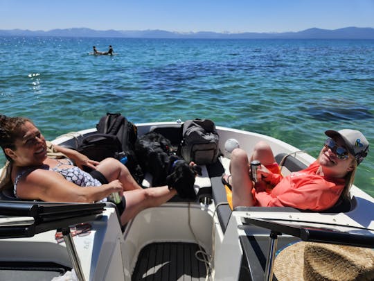 Profitez de la liberté de naviguer sur le lac Tahoe (nous ne louons pas sur l'eau !)