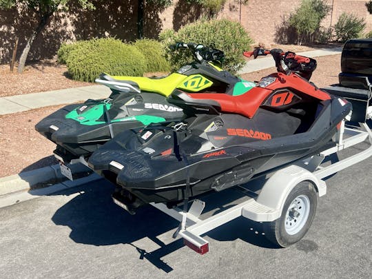 (2) SEADOO SPARK TRIXX JET SKIS com áudio de 3 lugares