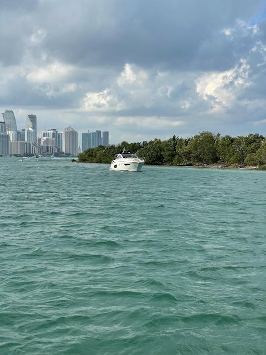 Découvrez les charmes de Miami sur notre yacht à moteur Azimut de 45 pieds ! 🎸