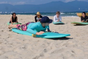 Clase de surf de degustación de una hora y alquiler de tablas de surf de dos horas